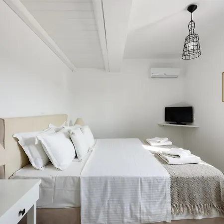 Isterni Paros Villa *