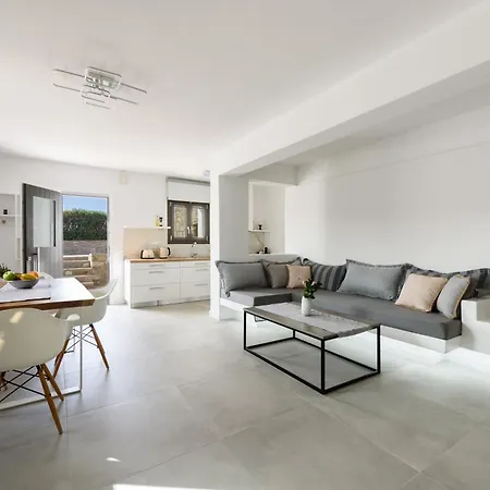 Isterni Paros Villa *